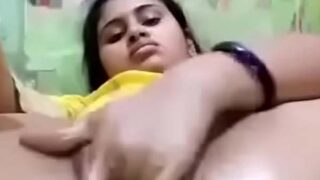 Chudasi girl Puja pussy fingering kar rahi hai