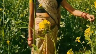 Hot village bhabhi sex kar rahi khet mein