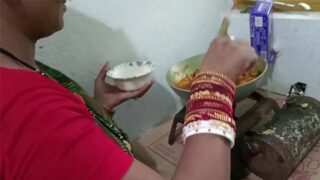 Subah Subah desi kamwali chudai ki video