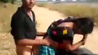 Dehati bhabhi outdoor sex ka maja le rahi hai