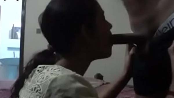 Horny Pakistani randi blowjob video