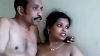 Hot aunty ki boobs dabaya 100 rupees mein