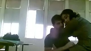Classroom mein Indian girlfriend desi sex kar rahi hai