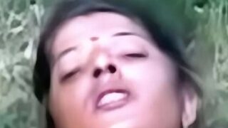 Khet me sex kar rahi Village Bhabhi