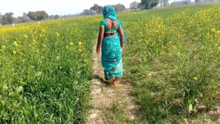 Village bhabhi ne handjob diya khet mein