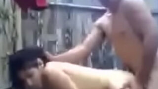 Bihari village girl sex kar rahi aangan mein