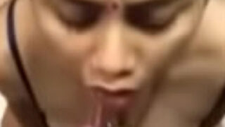 Indian hot randi blowjob de rahi hai