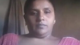 Desi aunty ki boobs wali selfie video