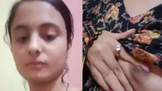 Desi ladki ki chuchi ki selfie video