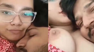 Indian college girlfriend sex karti hui maje me