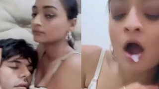Indian girl deep blowjob deti hui bf ko