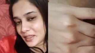 Cute Indian Pune girl fingering karti hui