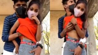 Girlfriend ki boobs daba raha hai boyfriend