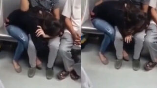 Metro mein sabke samne blowjob deti gf
